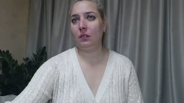 Snapshot of sweetpussy13 chatting on October 4, 6:00 am sweetpussy13 online show from October 4, 6:00 am