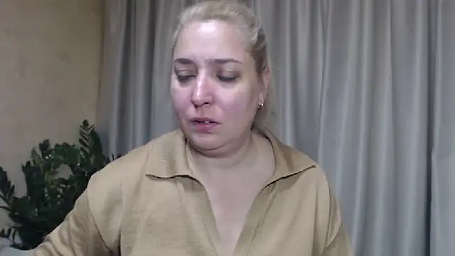 Snapshot of sweetpussy13 chatting on October 5, 6:45 am sweetpussy13 online show from October 5, 6:45 am