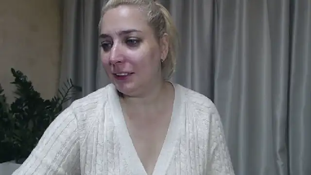 Snapshot of sweetpussy13 chatting on October 8, 5:38 am sweetpussy13 online show from October 8, 5:38 am