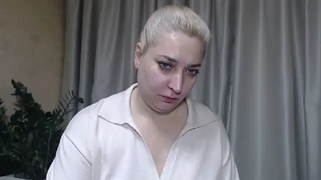 Snapshot of sweetpussy13 chatting on October 9, 5:49 am sweetpussy13 online show from October 9, 5:49 am