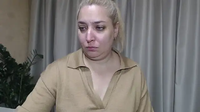 Snapshot of sweetpussy13 chatting on October 11, 6:12 am sweetpussy13 online show from October 11, 6:12 am