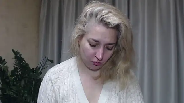 Snapshot of sweetpussy13 chatting on October 16, 4:46 am sweetpussy13 online show from October 16, 4:46 am