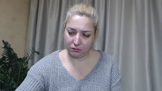 Snapshot of sweetpussy13 chatting on October 19, 2:34 am sweetpussy13 online show from October 19, 2:34 am