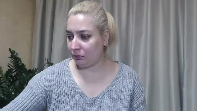 Snapshot of sweetpussy13 chatting on November 2, 7:44 am sweetpussy13 online show from November 2, 7:44 am