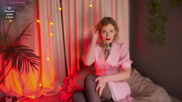 Snapshot of Carrie_in_the_city chatting on February 14, 5:59 am Carrie in the city online show from February 14, 5:59 am