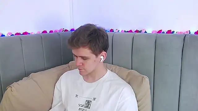 Snapshot of NickJohnas chatting on February 21, 3:40 am NickJohnas online show from February 21, 3:40 am