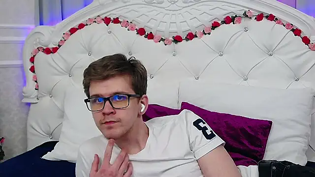 Snapshot of NickJohnas chatting on April 12, 6:35 pm NickJohnas online show from April 12, 6:35 pm