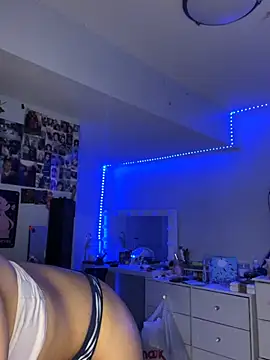 Snapshot of maisie_goldxx chatting on March 3, 3:01 am maisie goldxx online show from March 3, 3:01 am