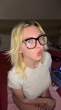 Snapshot of MonaNoire chatting on February 13, 7:43 pm MonaNoire online show from February 13, 7:43 pm