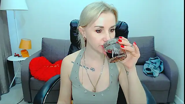 Hanna--Sweet online show from May 15, 10:55 am
