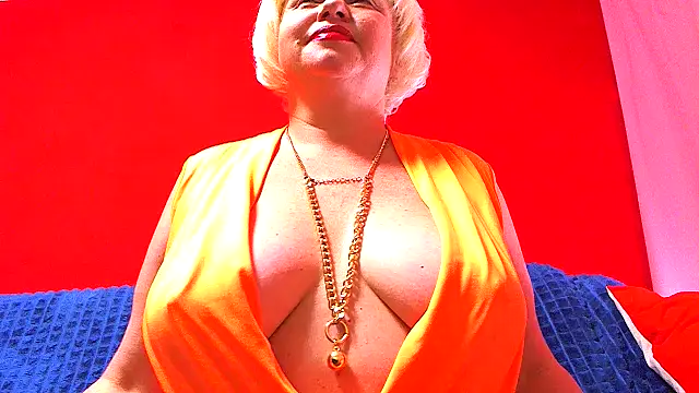 Snapshot of NaughtyMILF4UX chatting on May 1, 3:33 am NaughtyMILF4UX online show from May 1, 3:33 am