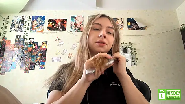 Snapshot of JanelBray chatting on February 9, 9:13 am JanelBray online show from February 9, 9:13 am