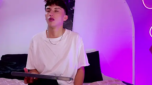 troye twink online show from December 14, 5:35 am