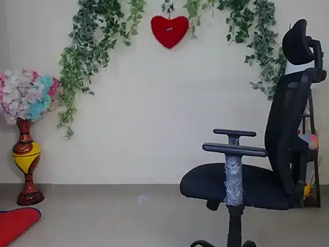 Snapshot of Shy_nivi chatting on April 28, 2:55 pm Shy nivi online show from April 28, 2:55 pm
