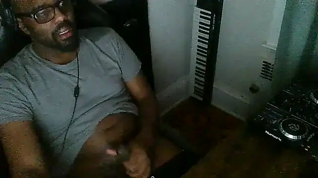 Snapshot of MrUnintentional chatting on January 7, 5:32 am MrUnintentional online show from January 7, 5:32 am