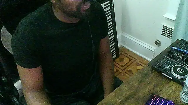 Snapshot of MrUnintentional chatting on January 11, 4:06 am MrUnintentional online show from January 11, 4:06 am