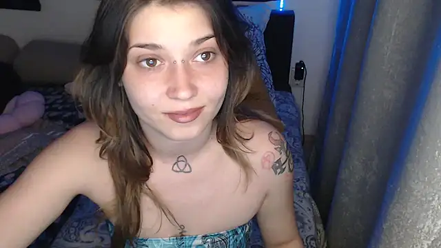 Snapshot of AlienforTwenty chatting on April 8, 6:52 pm AlienforTwenty online show from April 8, 6:52 pm