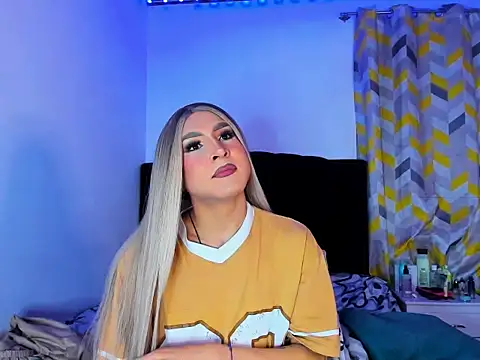 Snapshot of georgiina_giio chatting on December 22, 10:51 pm georgiina giio online show from December 22, 10:51 pm