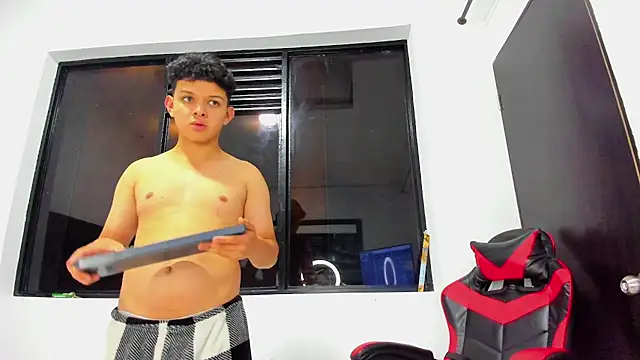 Snapshot of NathanBrookhs chatting on January 13, 3:45 am NathanBrookhs online show from January 13, 3:45 am