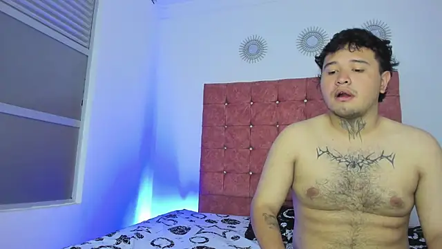 Snapshot of Beele_and_Evie chatting on January 5, 7:28 pm Beele and Evie online show from January 5, 7:28 pm