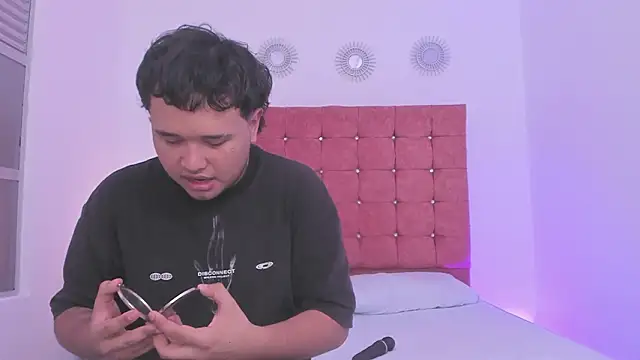 Snapshot of Beele_and_Evie chatting on February 4, 7:53 pm Beele and Evie online show from February 4, 7:53 pm