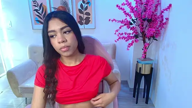 Snapshot of Sophie_clay chatting on April 18, 7:51 pm Sophie clay online show from April 18, 7:51 pm