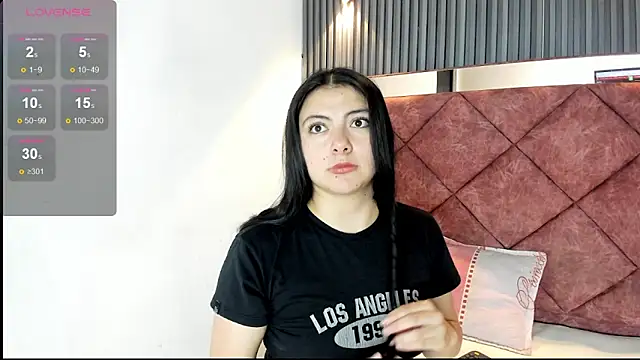 VIOLETA PARKKER online show from February 7, 1:04 pm