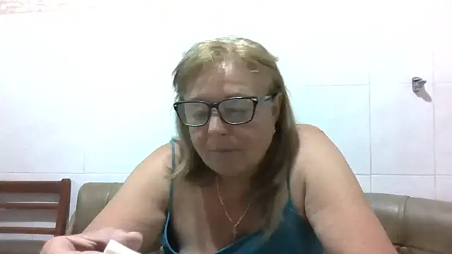 Snapshot of LinaLight88 chatting on June 25, 8:13 pm LinaLight88 online show from June 25, 8:13 pm