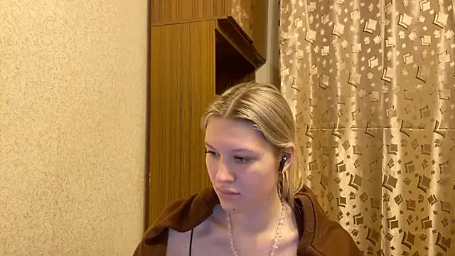 Snapshot of SkyeDavis chatting on December 18, 7:09 pm SkyeDavis online show from December 18, 7:09 pm