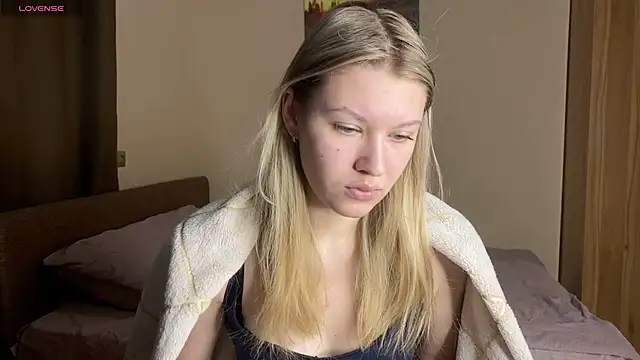 Snapshot of SkyeDavis chatting on February 4, 6:36 pm SkyeDavis online show from February 4, 6:36 pm