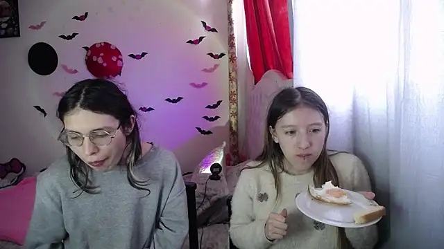 Snapshot of Briar_y_Blair chatting on March 28, 3:11 pm Briar y Blair online show from March 28, 3:11 pm