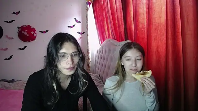 Snapshot of Briar_y_Blair chatting on April 6, 3:24 pm Briar y Blair online show from April 6, 3:24 pm