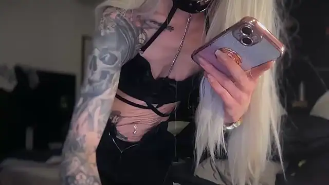 Snapshot of Melina_Diamond chatting on March 19, 11:53 pm Melina Diamond online show from March 19, 11:53 pm