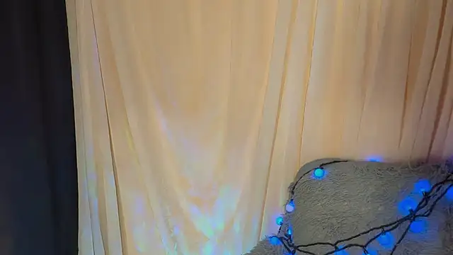 Luna Luvgoon online show from April 3, 1:20 pm