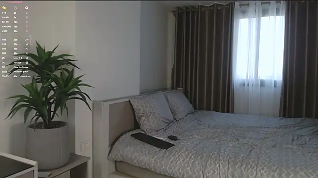 Snapshot of HloeChic chatting on January 16, 7:56 am HloeChic online show from January 16, 7:56 am