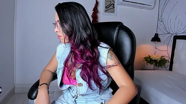 isa valverde online show from December 18, 3:45 am