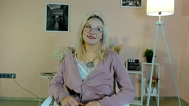 AdelinaMaddalena online show from December 18, 12:33 pm