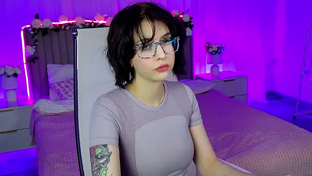 ElenaSomerhalder online show from February 3, 6:57 pm