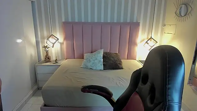 Snapshot of angelinemore chatting on March 7, 7:33 pm angelinemore online show from March 7, 7:33 pm