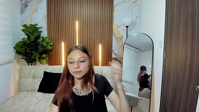 Nickie reed  online show from December 17, 8:15 pm