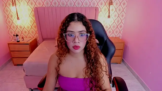 Snapshot of SIENNA_FOX4 chatting on March 26, 12:44 pm SIENNA FOX4 online show from March 26, 12:44 pm