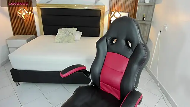 Snapshot of SIENNA_FOX4 chatting on March 31, 12:49 pm SIENNA FOX4 online show from March 31, 12:49 pm