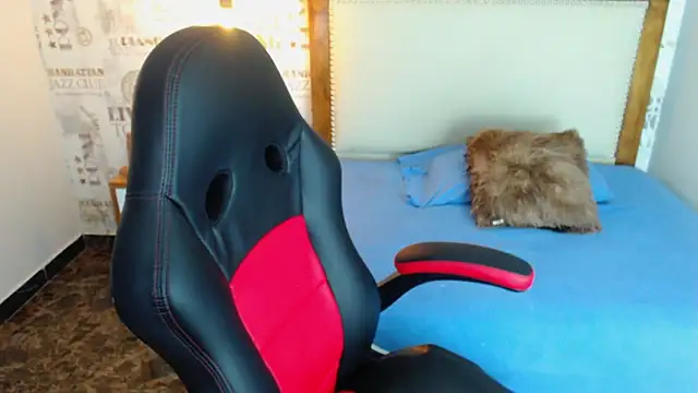 Snapshot of SIENNA_FOX4 chatting on April 6, 12:50 pm SIENNA FOX4 online show from April 6, 12:50 pm