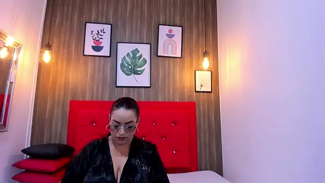 Snapshot of meggancurvy chatting on February 19, 6:59 pm meggancurvy online show from February 19, 6:59 pm