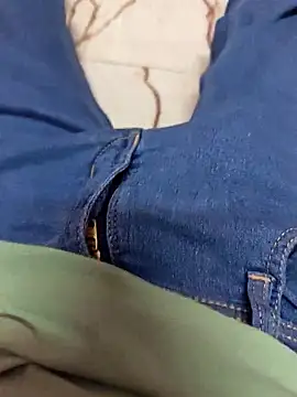 Snapshot of AqueousCrepe chatting on February 14, 12:57 pm AqueousCrepe online show from February 14, 12:57 pm