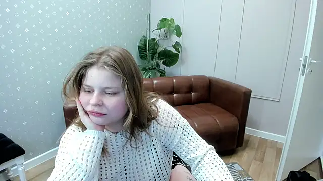 Snapshot of Alice_Lissa chatting on February 7, 10:19 am Alice Lissa online show from February 7, 10:19 am