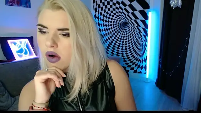 Snapshot of Ariana_Saint chatting on January 17, 6:44 pm Ariana Saint online show from January 17, 6:44 pm