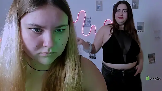 Snapshot of dina_bloom_ chatting on February 1, 7:56 pm dina bloom online show from February 1, 7:56 pm