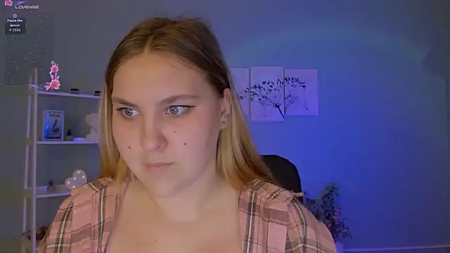 Snapshot of dina_bloom_ chatting on February 16, 11:12 pm dina bloom online show from February 16, 11:12 pm