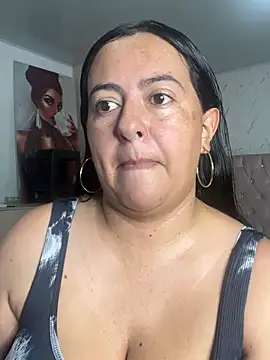 Snapshot of evelyn_harpeery chatting on June 23, 11:08 am evelyn harpeery online show from June 23, 11:08 am